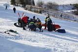 Sądeccy policjanci na nartach apelują o rozwagę na stoku przed kamerą TVP