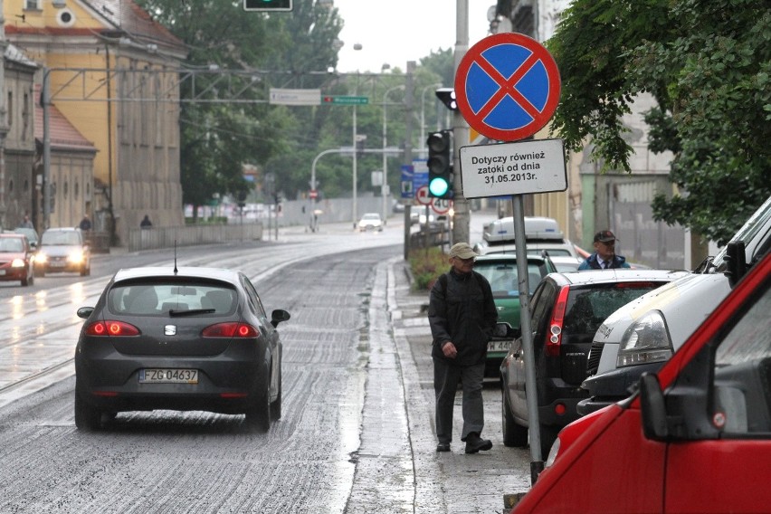 Ulica Traugutta już bez nawierzchni. W nocy zerwano część asfaltu (ZDJĘCIA)