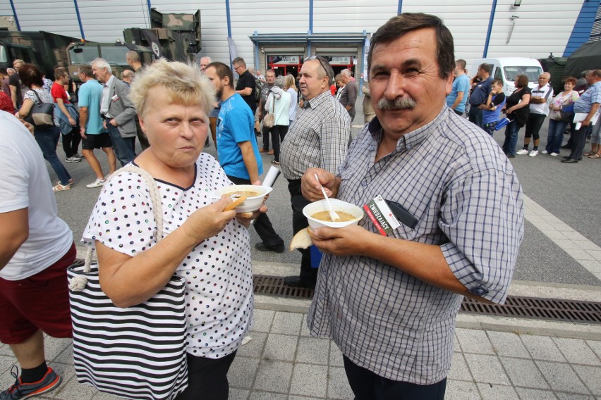 Ponad dwa tysiące porcji darmowej grochówki w Targach Kielce. W kolejce czekały tłumy chętnych [ZDJĘCIA]