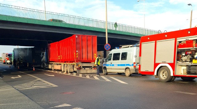 Do zdarzenia doszło dziś [wtorek, 14 stycznia] na Drodze Łąkowej przed godz. 11. Zderzyły się dwie ciężarówki. Nikomu nic się nie stało. Na czas działania służb na miejscu kolizji były utrudnienia w ruchu.