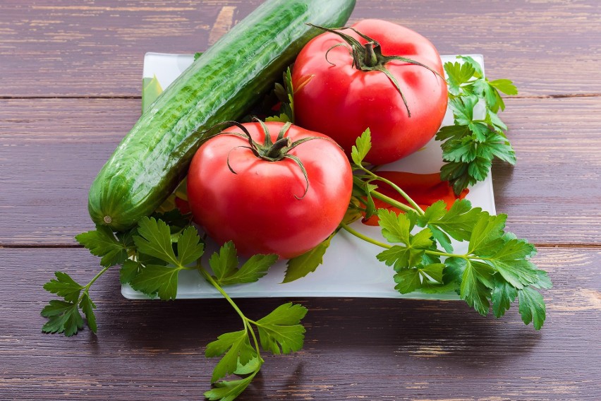 Czy można zrobić sałatkę z pomidora i ogórka, czyli FAKTY i MITY na temat zdrowego odżywiania