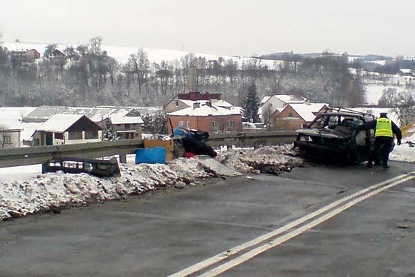 Czołowe zderzenie w Zaborowie. Trzy osoby zostały ranne