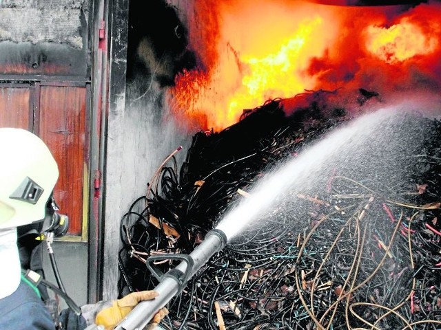 Jeden z najtrudniejszych w gaszeniu pożarów wybuchł 3 kwietnia. W hali magazynowej na terenie strefy ekonomicznej płonęło 20 ton gumowych węży hydraulicznych.