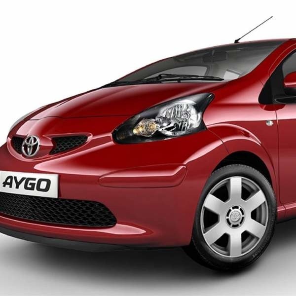 Toyota Aygo jest tańsza niż Fiat Seicento, ale koszty jej użytkowania rosną wolniej niż w przypadku auta włoskiego koncernu.
