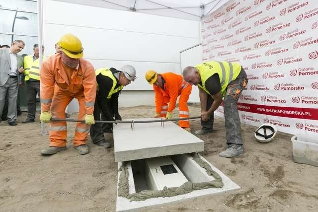 Galeria Pomorska zostawiła po sobie ślad dla potomnych w postaci kapsuły czasu. Wmurowano ją na placu budowy kolejnej części galerii.