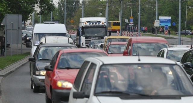 Korki na skrzyżowaniu ul. Kopcińskiego, al. Rydza-Śmigłego i al. Piłsudskiego zakończą się we wrześniu.