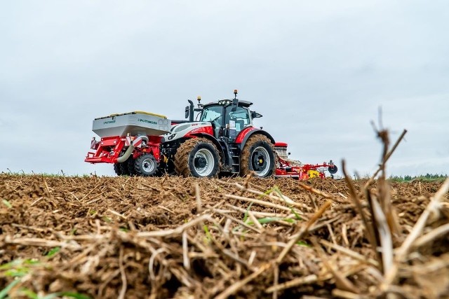 Podczas Agrotechu 2023 w Targach Kielce Pöttinger wśród nowości zaprezentuje między innymi kultywator Terria ze zbiornikiem Amico - na zdjęciu. Zaprezentuje także nowy siewnik Aerosem. Zobacz na kolejnych slajdach pierwsze nowości targów Agrotech 2023>>>