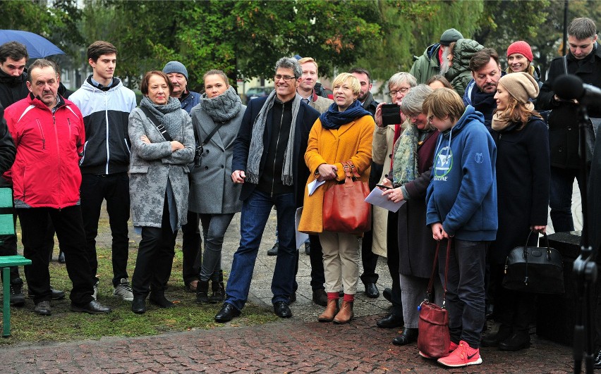 Figurę Güntera Grassa na wrzeszczańskiej ławeczce odsłonięto...