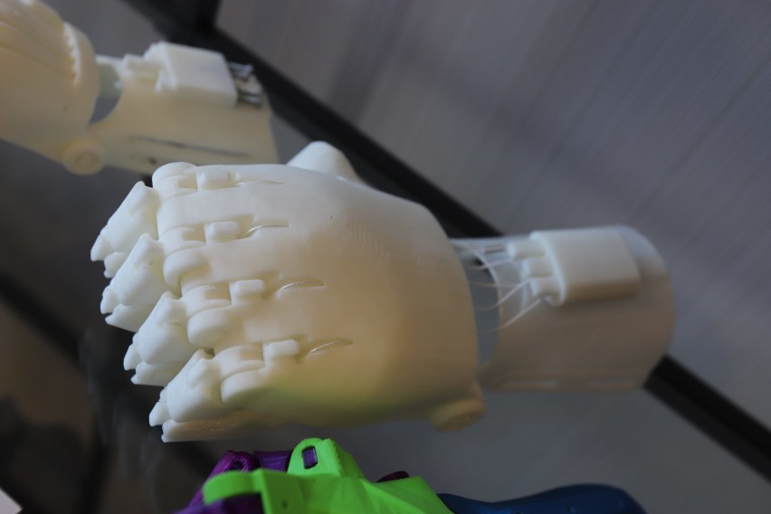 Ręce 3D dla dzieci prosto z drukarki. To robi się w Łodzi