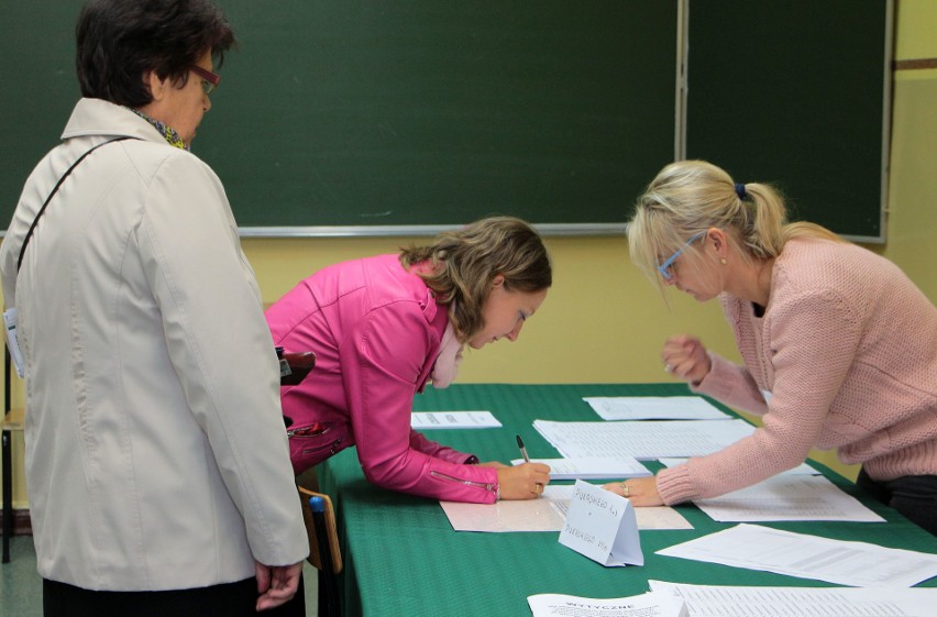 Rój os w lokalu wyborczym. W Grudziądzu do południa zagłosowało 18 proc. uprawnionych [zdjęcia]