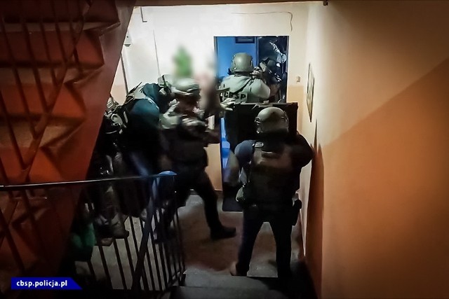 Trzej mężczyźni zatrzymani przez funkcjonariuszy CBŚ, uprowadzili mieszkańca Jeleniej Góry, po czym torturami próbowali go zmusić do zmiany zeznań.