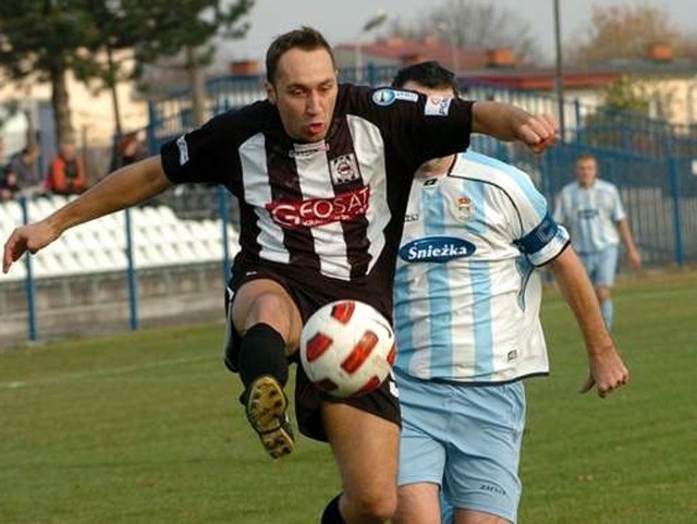 Czarni Jasło (biało-czarne stroje) przegrali z Orlętami Radzyń Podlaski 0-4.