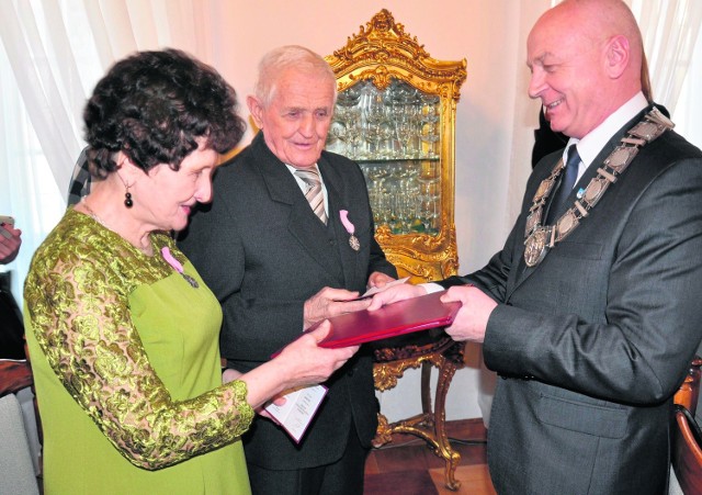 Gratulacje od burmistrza odbierają Teresa i Henryk Skorupscy, obchodzący diamentowe  gody.