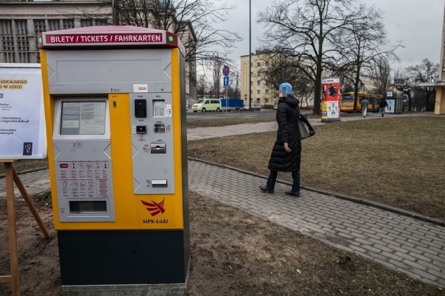 W miejscach, w których przemieszcza się wielu pasażerów, ustawiono 10 takich biletomatów.