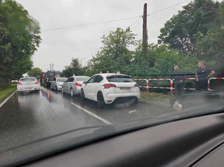 Wypadek w gminie Słomniki. Zderzyły się trzy samochody osobowe. Utrudnienia na drodze