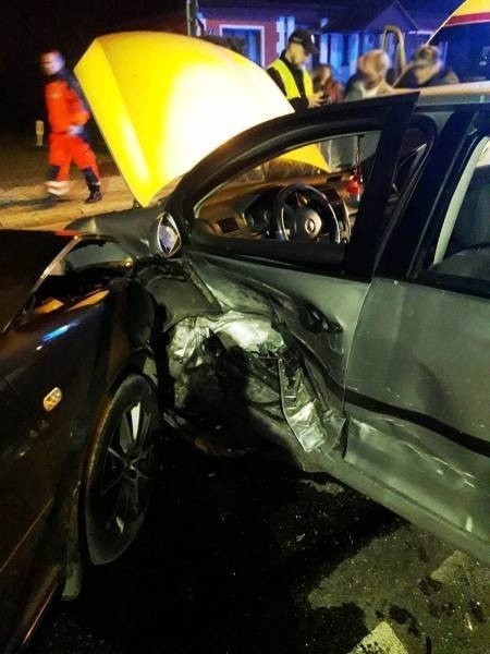 Nowy Sącz. Wypadek na ul. Grunwaldzkiej. Zderzyły się samochodu a cztery osoby znalazły się w szpitalu