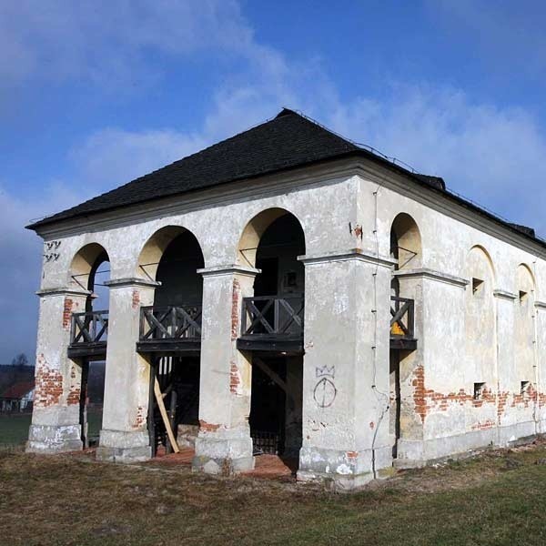 Zabytkowy, chylący się ku ruinie spichlerz w Brzózie Stadnickiej.  To tutaj znajduje się karawan z Wadowic oraz inne powozy.