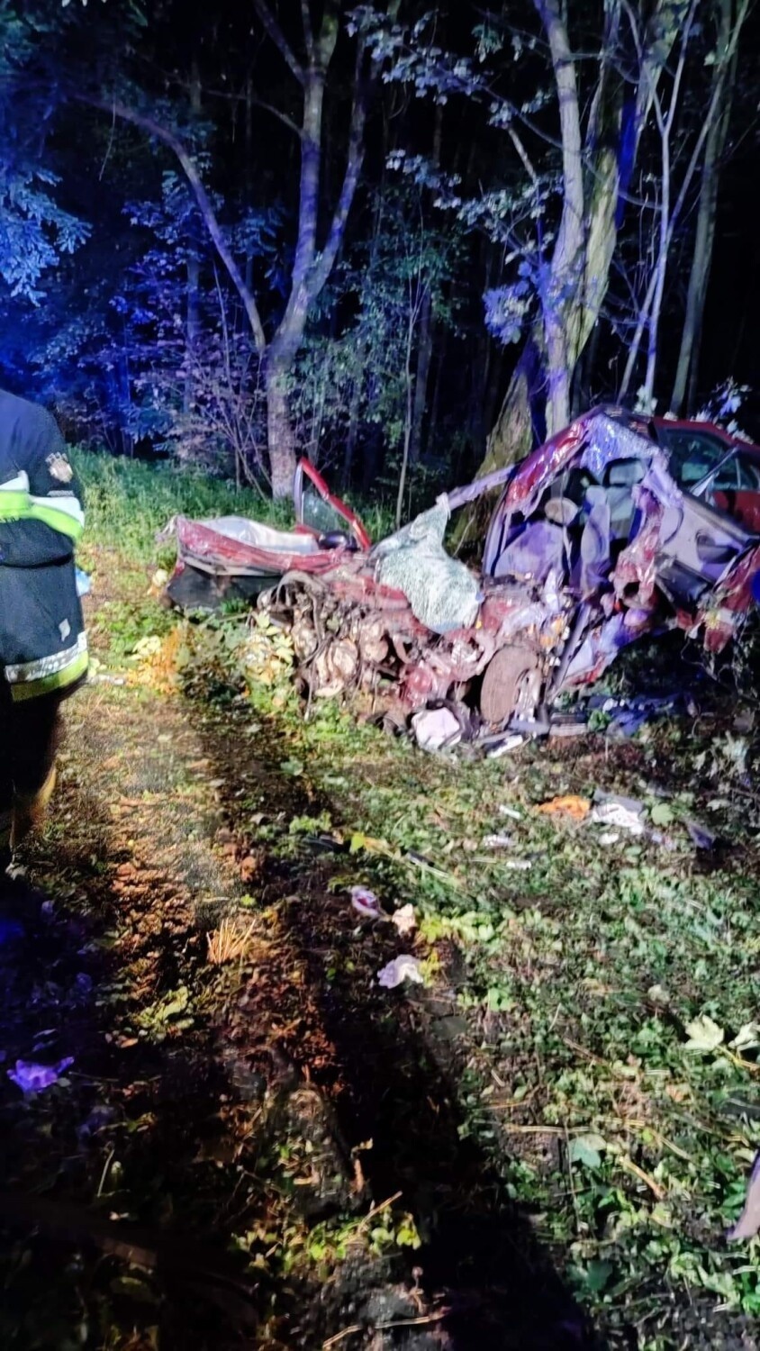 Tragiczny wypadek w Siemkowicach w powiecie pajęczańskim. Kierowca uciekał przed policją. Dwie osoby nie żyją