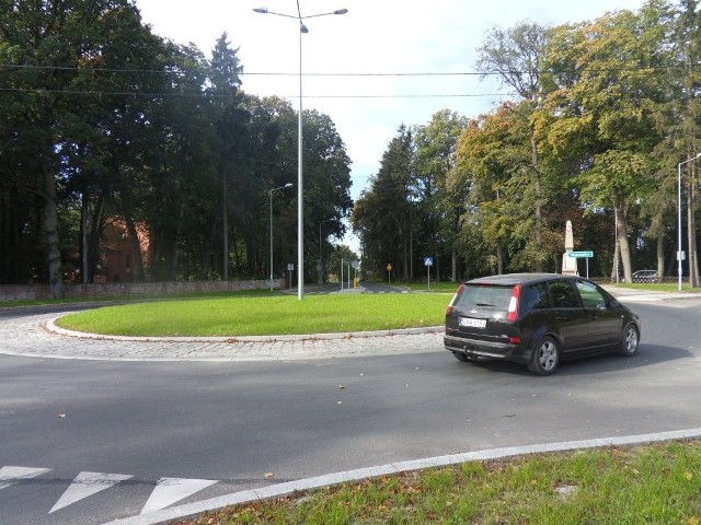 Na nowym rondzie stoi kilka latarni. Do niedawna żadna z nich nie świeciła