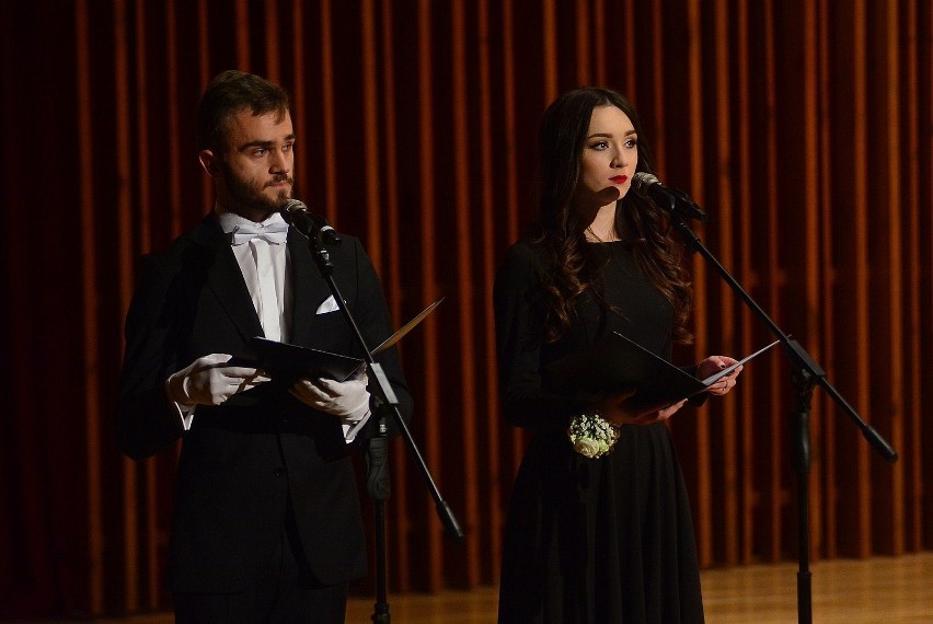 Studniówka 2018 w Zespole Szkół Muzycznych w Radomiu. Maturzyści sami zagrali poloneza i walca, a potem bawili się do rana