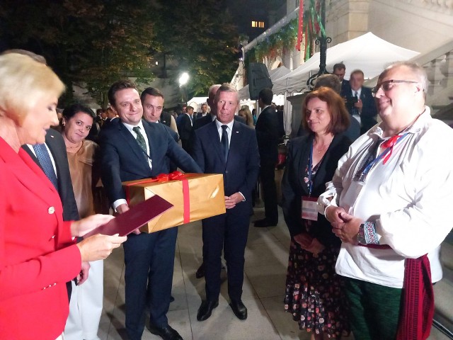Agata i Ireneusz Gliścińscy otrzymują prezent z rąk pary prezydenckiej Andrzeja Dudy i Agaty Kornhauser-Dudy. Więcej na następnych zdjęciach >>>