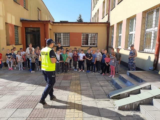 Lipscy policjanci spotykają się z uczniami, aby porozmawiać z najmłodszymi o bezpiecznym podróżowaniu do szkoły, odpowiedzialnym zachowaniu przy drogach oraz na przejściach dla pieszych.