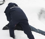 Gmina Tczów. Policjanci z Kazanowa uratowali przed zamarznięciem nietrzeźwego mężczyznę 