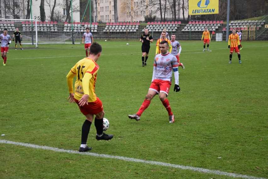 Rezerwy Korony Kielce przegrały w trzecioligowym mecz z KS Wiązownica 3:4, mimo że po siedmiu minutach prowadziły 2:0 [ZDJĘCIA, WIDEO]