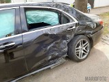 Groźny wypadek na drodze krajowej nr 11 w Kostowie. 22-latek w mercedesie wjechał pod ciężarowego DAF-a.
