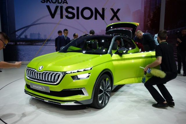 Skoda Vision X Model Viision X posiada 1,5-litrowy, czterocylindrowy silnik TSI G-TEC z turbodoładowaniem. Hybrydowy układ napędowy koncepcyjnego auta zapewnia maksymalną moc na poziomie 130 KM i maksymalny moment obrotowy wynoszący 250 Nm. Jeden ze zbiorników gazu ziemnego znajduje się pod tylnym siedzeniem, drugi za tylną osią pojazdu. CNG napędza przednią oś, z kolei silniki elektryczne, tylną.Fot. Ryszard M. Perczak