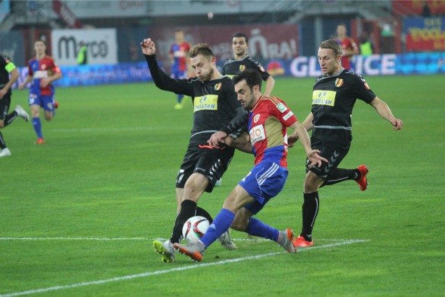 W poprzednim sezonie Piast przegrał u siebie z Koroną 0:1 i zremisował w Kielcach 1:1.