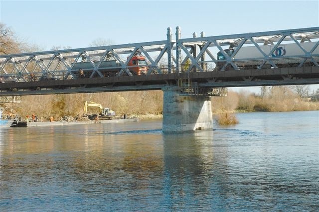 Przejeżdżając przez jedyny most na Odrze kierowcy tirów muszą przejechać też przez całe centrum Brzegu. (fot. Roman Baran)