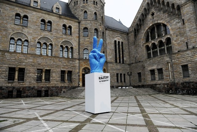 W ramach projektu "Imieniny Ulicy. Jest inaczej" przed CK Zamek stanęła symboliczna rzeźba "Razem w pandemii".