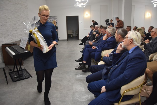 Figurkę anioła podczas gali z okazji Dnia Pracownika Socjalnego otrzymała m.in. Emilia Janeczko