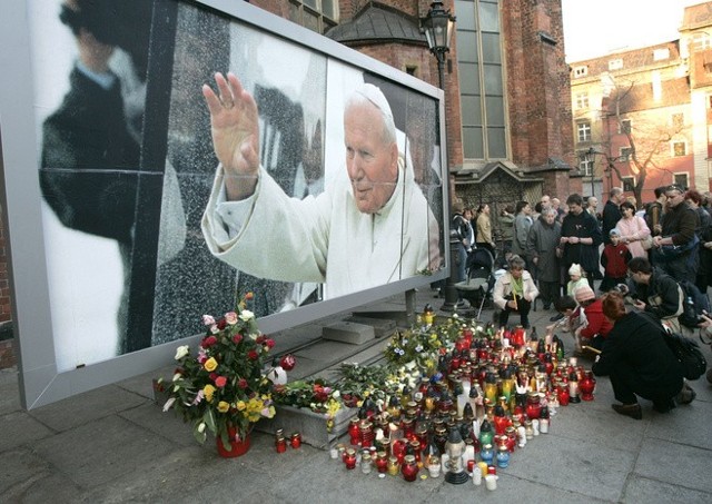 Tak przeżywaliśmy śmierć papieża Jana Pawła II we Wrocławiu i w regionie - 2 kwietnia 2005 roku na zdjęciach naszych fotoreporterów