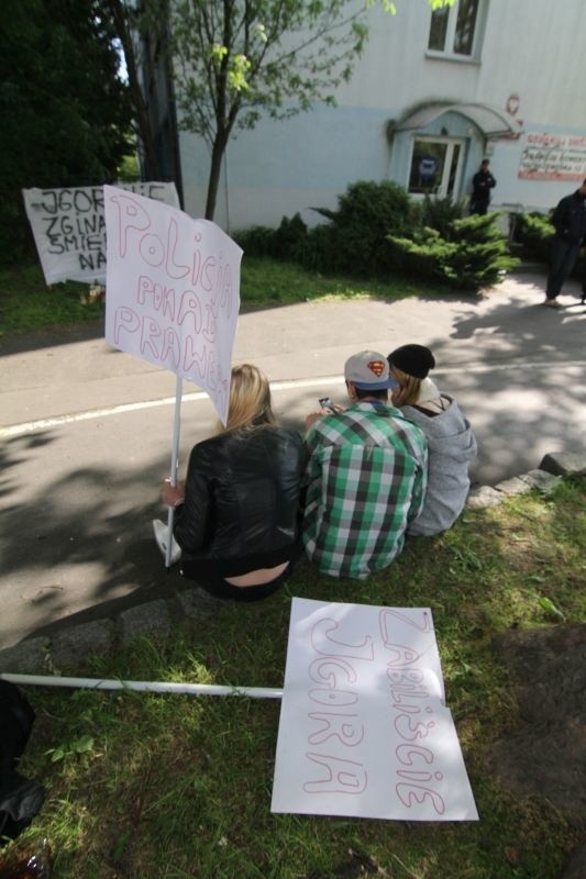 Około 100 osób protestowało pod komisariatem policji Wrocław...