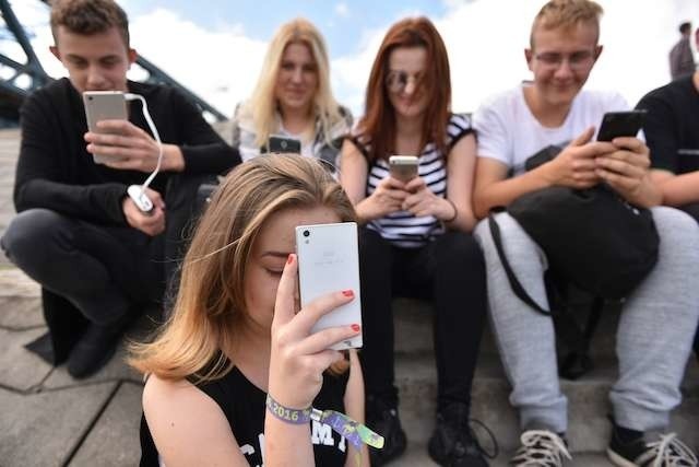 Szaleństwo gry Pokemon GO dotarło do Torunia. Na bulwarze spotkali się miłośnicy gry by wspólnie zanurzyć się w świat pokemonów.