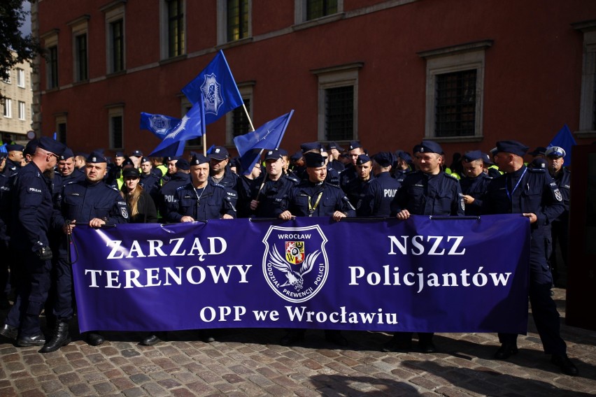 Protest policjantów w Warszawie. Mundurowi domagają się...