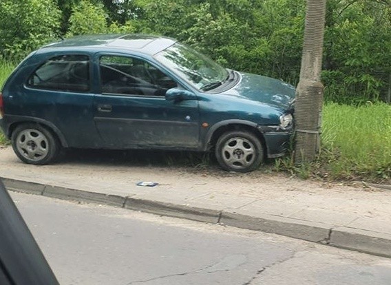 Na betonowym słupie stojącym przy ul. Demokratycznej (na...