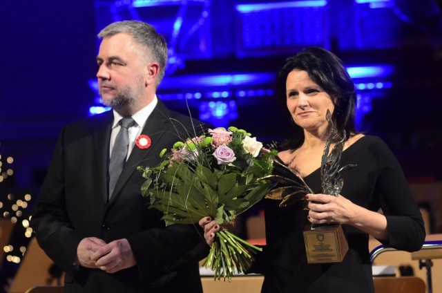 Alicja Kapuścińska i marszałek Marek Woźniak  wręczają nagrodę Krystynie Łasowskiej