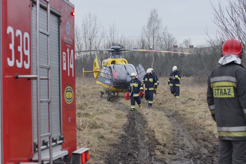 Straż pożarna w Murowanej Goślinie. Strażacy pomogli transportować chorego do śmigłowca pogotowia [ZDJĘCIA]