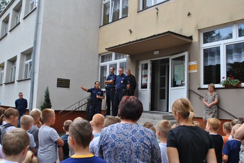Pracowite dni radziejowskich policjantów - Odwiedzają szkoły, by rozmawiać o bezpieczeństwie. Nie ominęli gminy Osięciny
