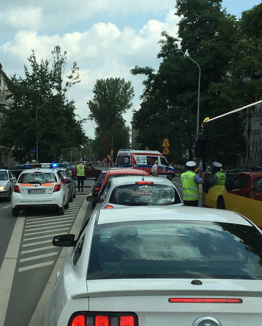 Wypadek na Wyszyńskiego. Auto zderzyło się motorowerem
