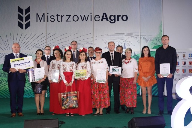 Podczas uroczystej gali we wtorek, 8 października w Targach Kielce laureaci pierwszych miejsc z naszego powiatu w akcji Mistrzowie Agro otrzymali tytuły i nagrody. Emocji nie brakowało. Leszek Żabicki, gospodynie z Kurowa, Sobów i Cisówka zostali wyróżnieni na arenie wojewódzkiej. ZOBACZ NA KOLEJNYCH SLAJDACH>>>CZYTAJ TAKŻE: Mistrzowie Agro 2019 w województwie świętokrzyskim. Oto zwycięzcy [ZDJĘCIA, WIDEO]ZOBACZ ZAPIS TRANSMISJI LIVE Z GALITwoja przeglądarka nie obsługuje IFrame