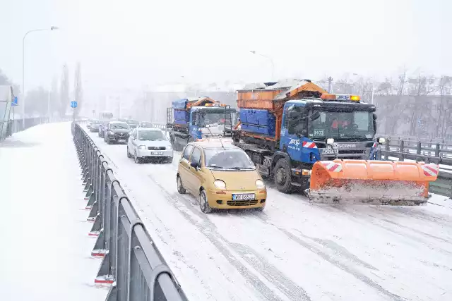 Atak zimy w Warszawie i na Mazowszu. Intensywne opady śniegu i ujemne temperatury. Utrudnienia w ruchu - Warszawa MAPA. Prognoza pogody IMGW