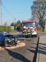Wypadek w Skrzyszowie. Zderzenie na skrzyżowaniu, zderzyły się dwa samochody osobowe. Jedna osoba została ranna ZDJĘCIA