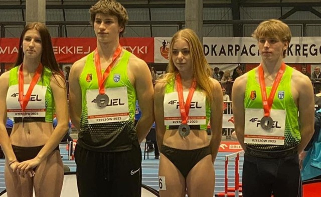 Stalowowolska sztafeta 4x400 mix zdobyła srebro, a Jakub Bembenek (drugi z lewej) dorzucił brązowy medal