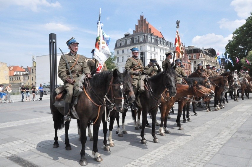 Stu ułanów na koniach przejechało przez Wrocław. Tak świętowano 100-lecie niepodległości [ZDJĘCIA]