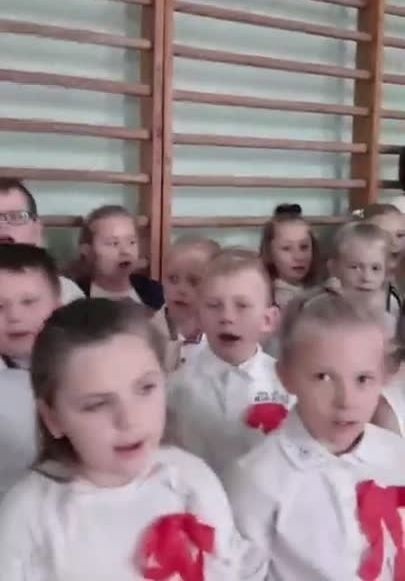 "Szkoła do hymnu". Tak śpiewano w Szkole Podstawowej w Grzymałkowie w powiecie kieleckim (WIDEO)