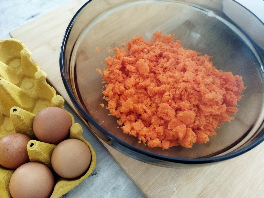 Umyj i obierz marchewki, a następnie zetrzyj je na tarce